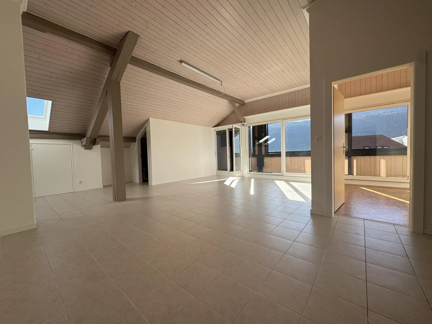 Large 4-room apartment of 115 m² with balcony - La Sagne - Photo 3 of 10