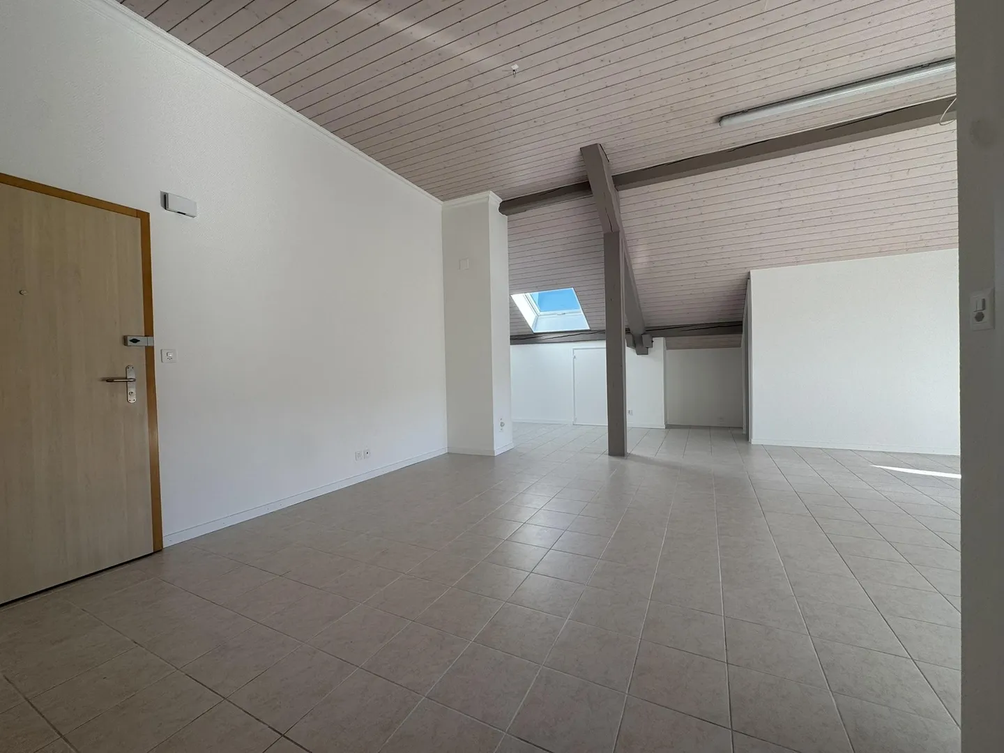 Large 4-room apartment of 115 m² with balcony - La Sagne - Photo 4 of 10