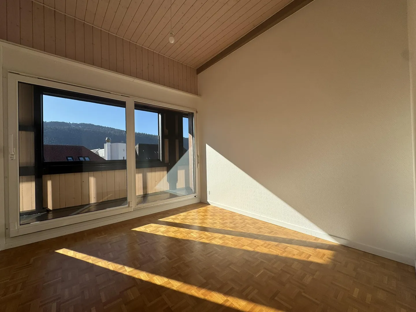 Large 4-room apartment of 115 m² with balcony - La Sagne - Photo 5 of 10