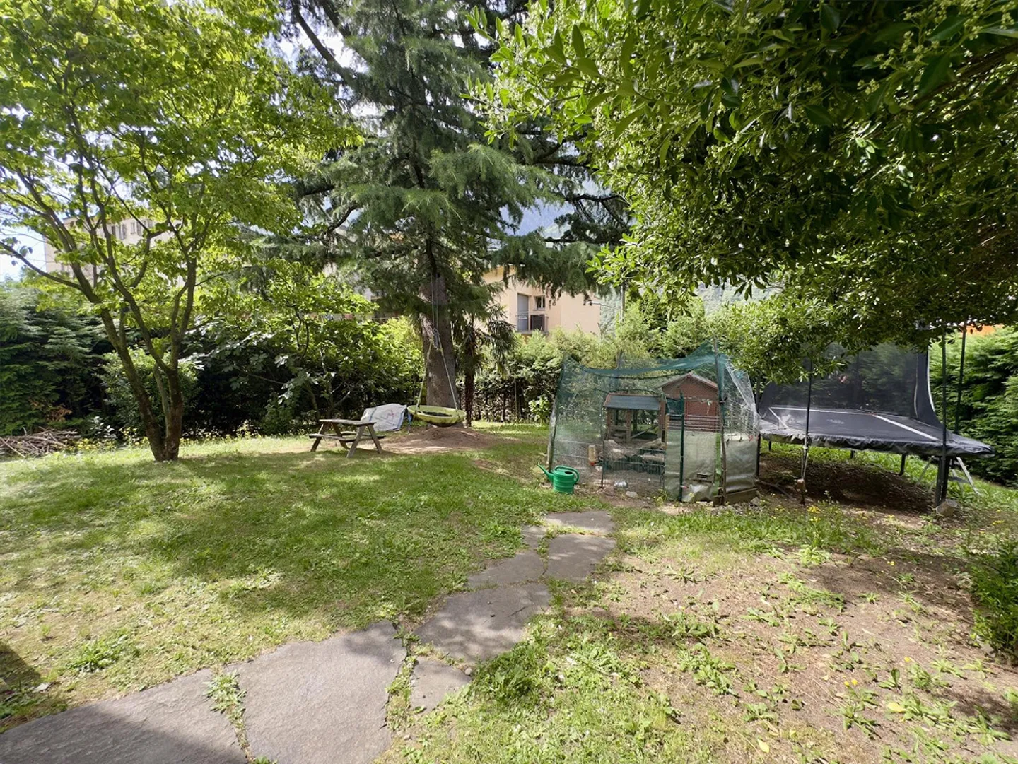 SINGLE-FAMILY HOUSE WITH 7 ROOMS AND LARGE GARDEN IN GIORNICO - Photo 2 of 10