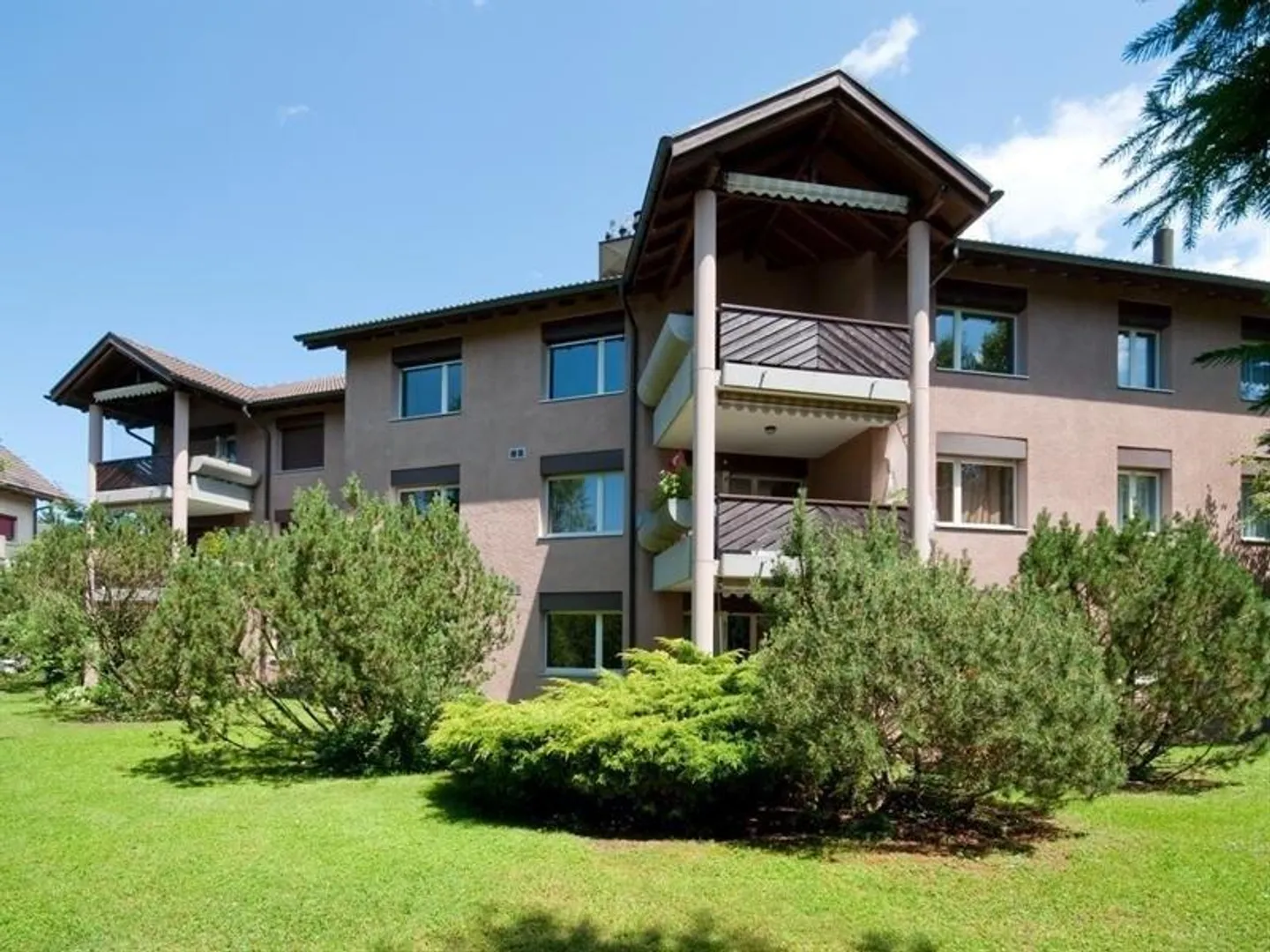 RENT WITHOUT DEPOSIT - Large bright apartment in a green environment - Photo 1 of 6