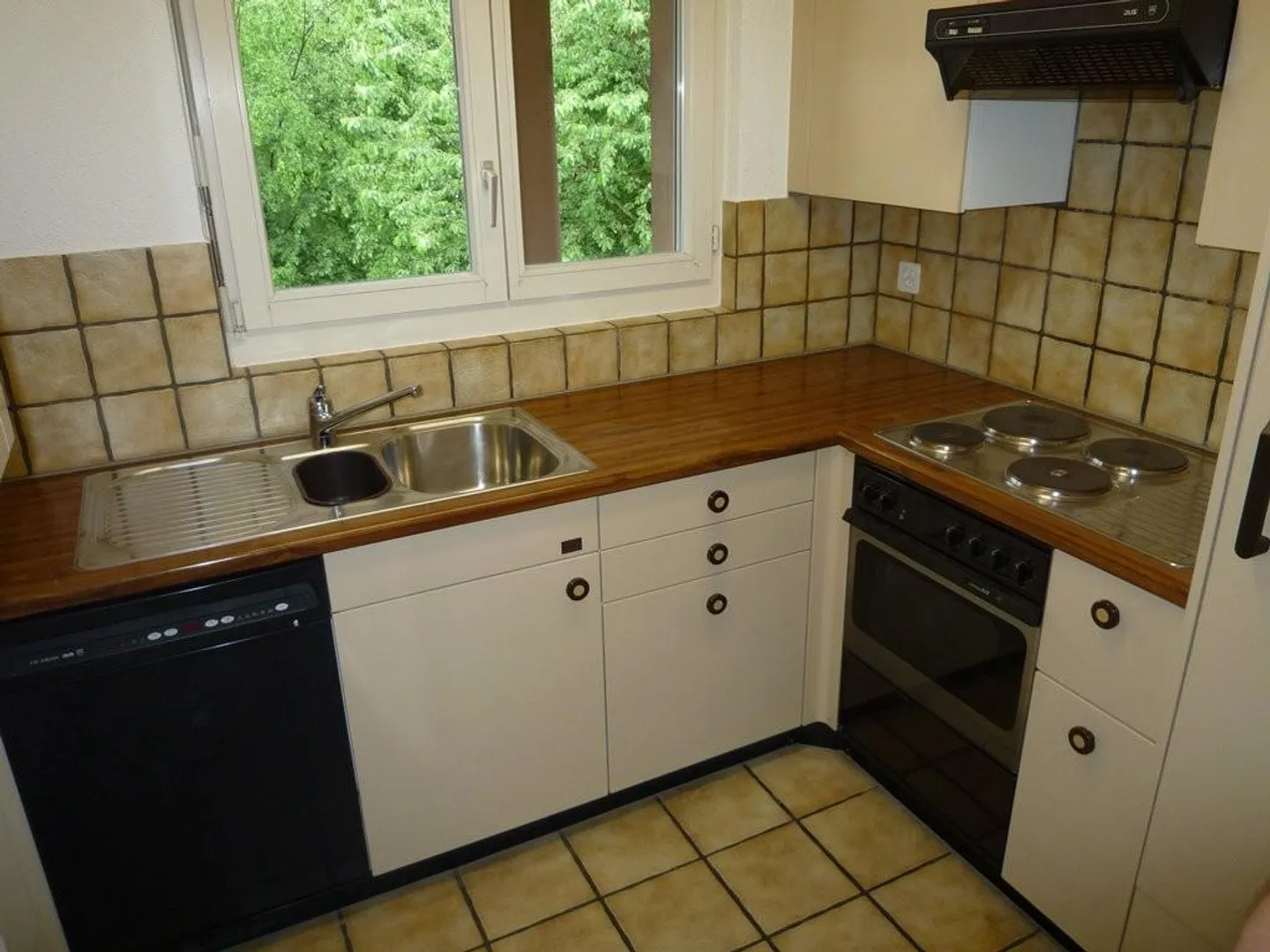 RENT WITHOUT DEPOSIT - Large bright apartment in a green environment - Photo 2 of 6