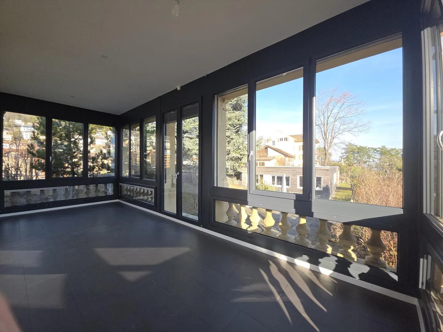 Magnifico appartamento ristrutturato di 5.5 stanze con giardino e veranda - Foto 2 di 13