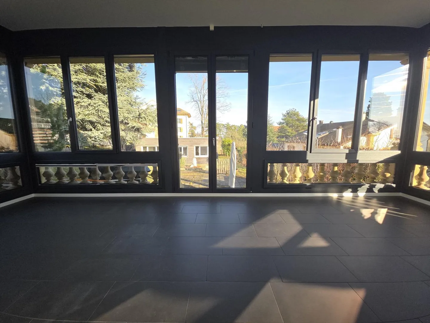 Magnifico appartamento ristrutturato di 5.5 stanze con giardino e veranda - Foto 3 di 13