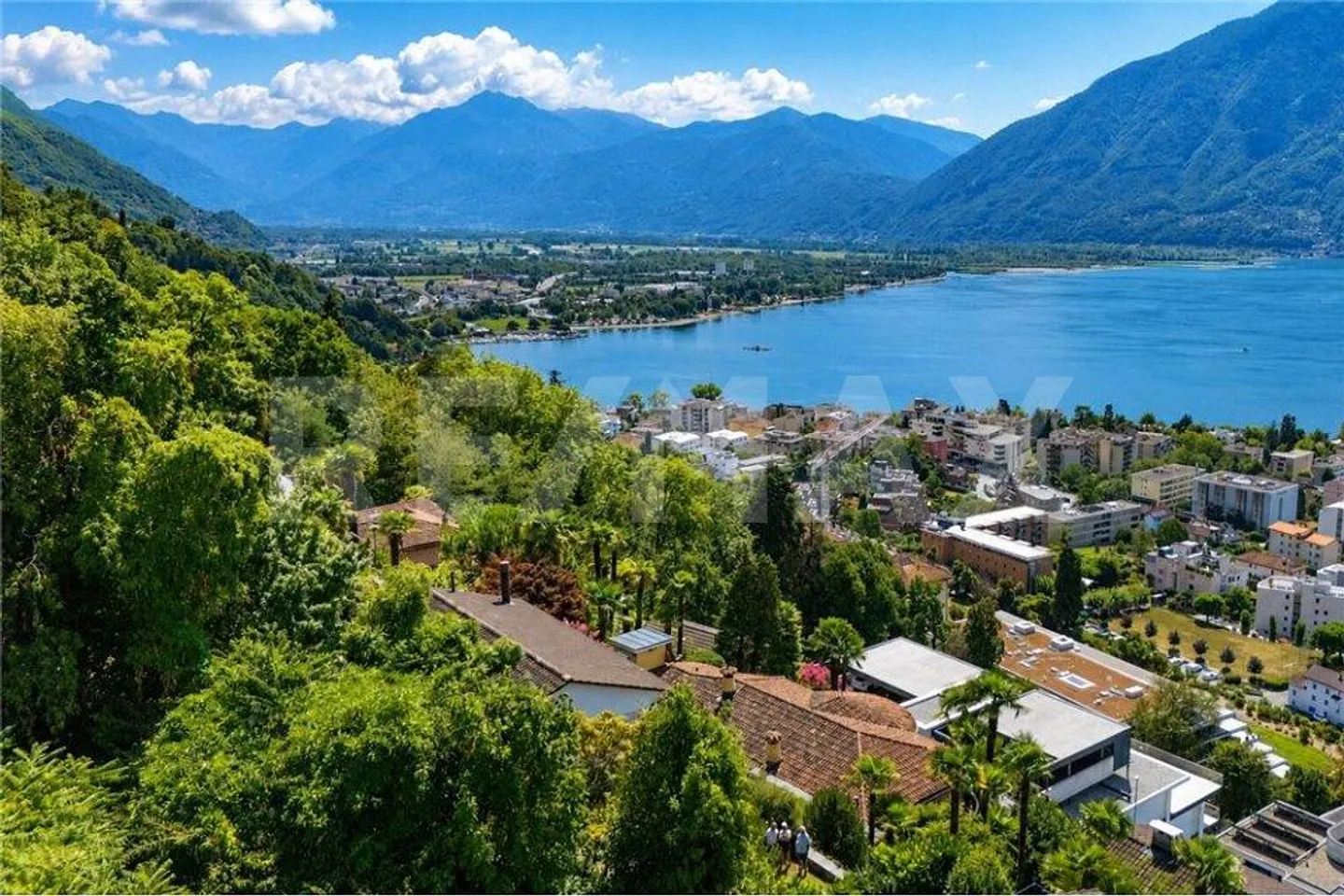 Terrain constructible avec vue sur le lac - Photo 1 sur 13