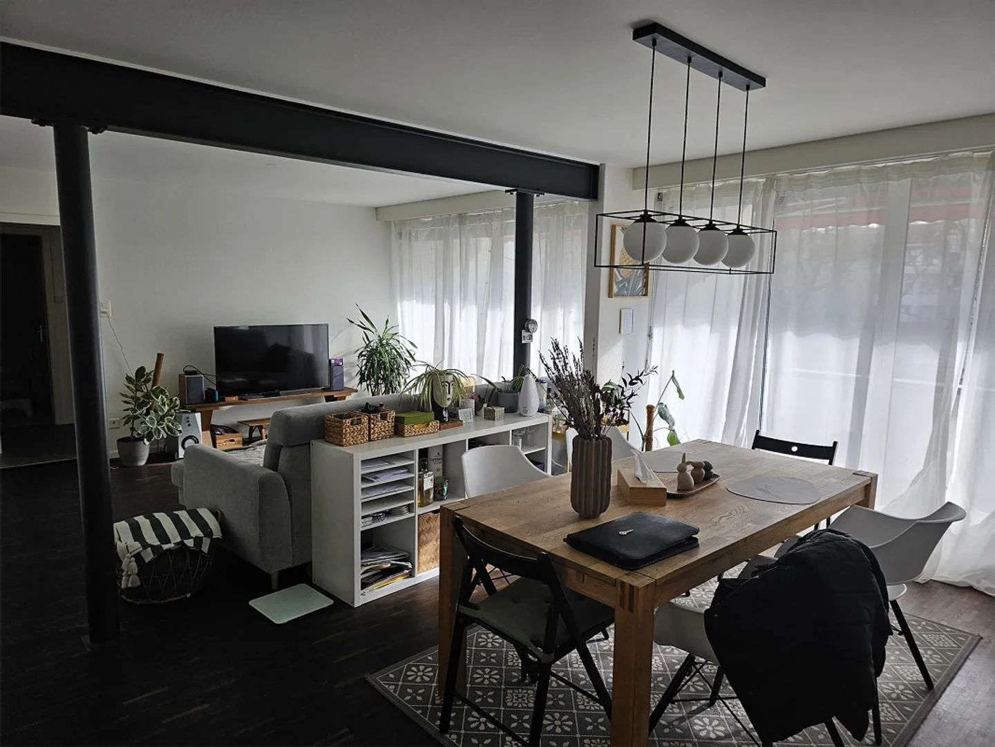 Spacious, light-flooded 2.5-room apartment - Photo 2 of 10