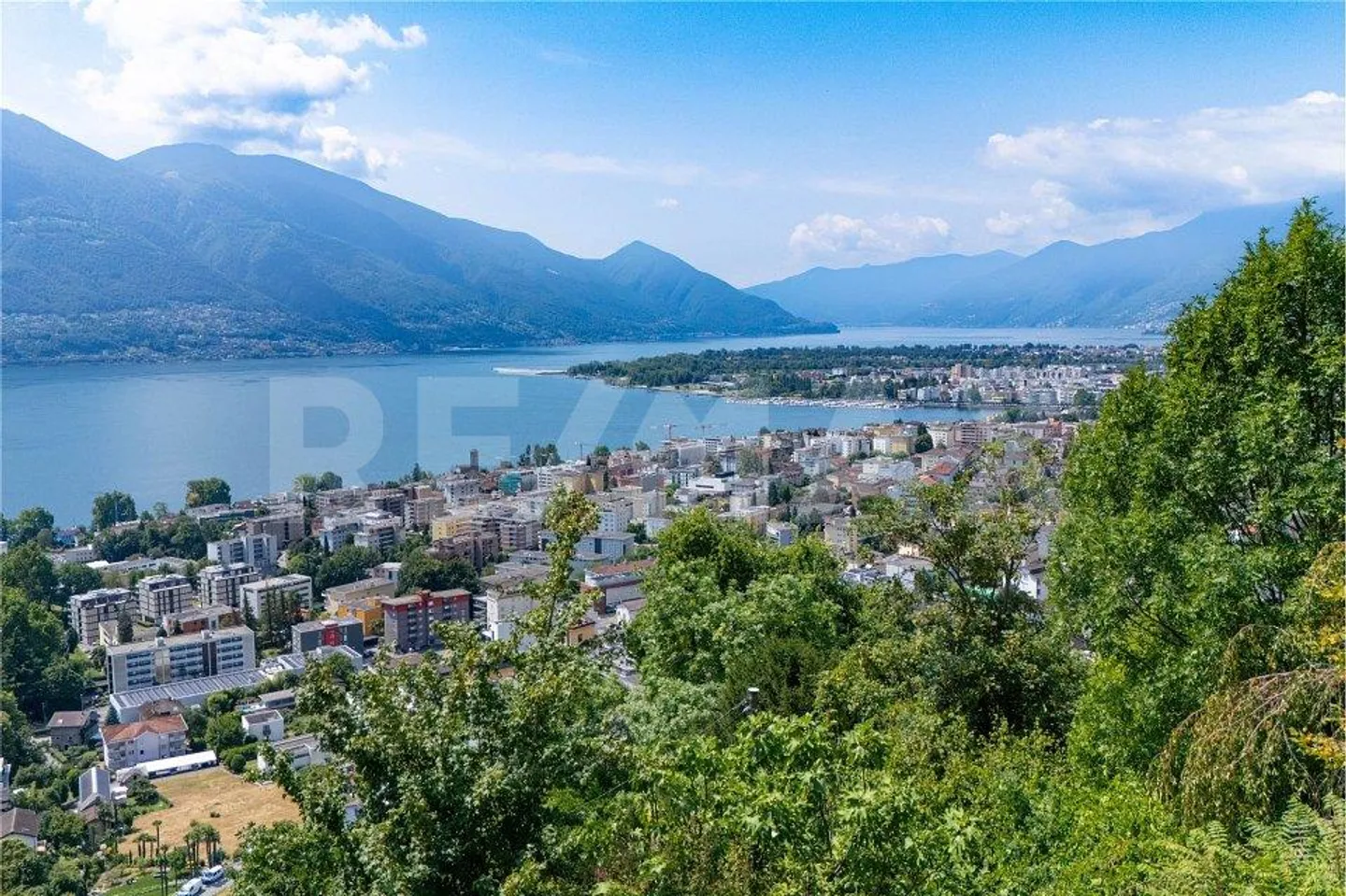 Terrain constructible avec vue sur le lac - Photo 6 sur 13