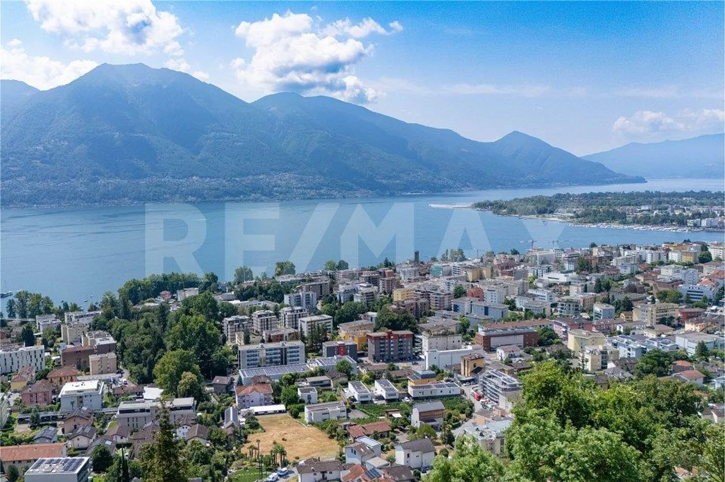 Terrain constructible avec vue sur le lac - Photo 8 sur 13