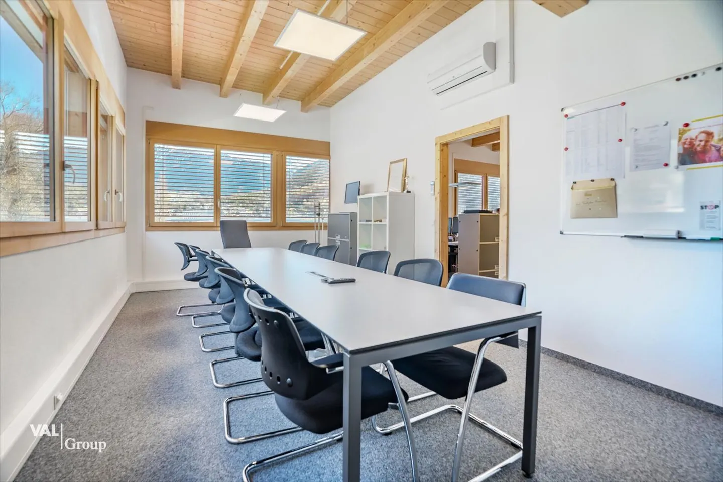 Spacious commercial hall for diverse commercial use in prime location - Photo 8 of 12