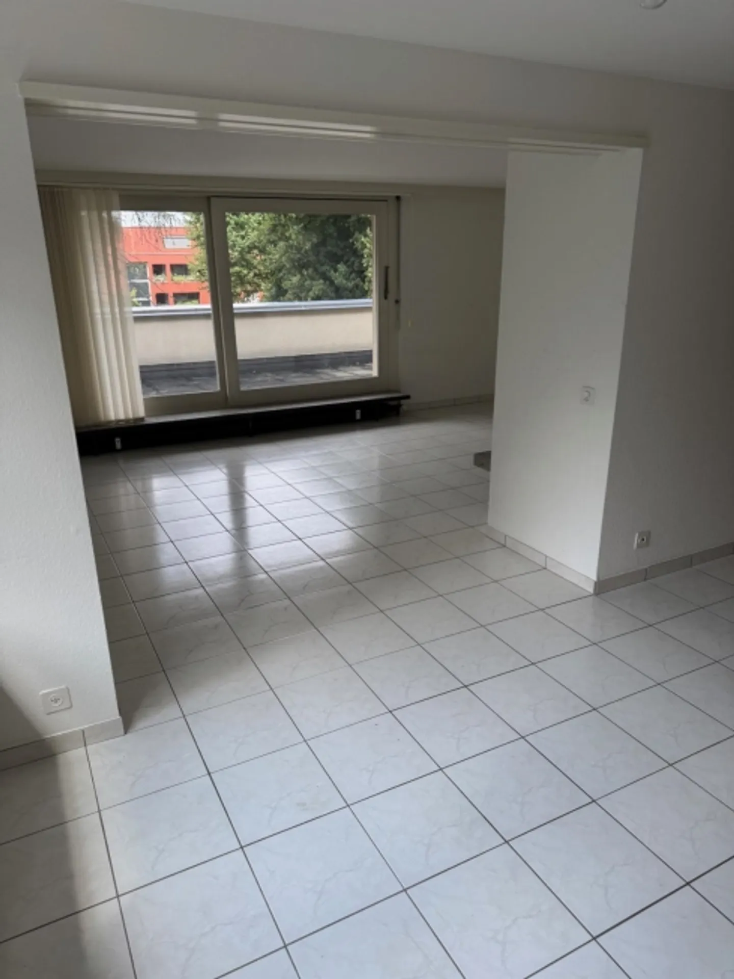 Luminoso appartamento di 2,5 stanze con terrazza sul tetto ad Arlesheim - Foto 4 di 9