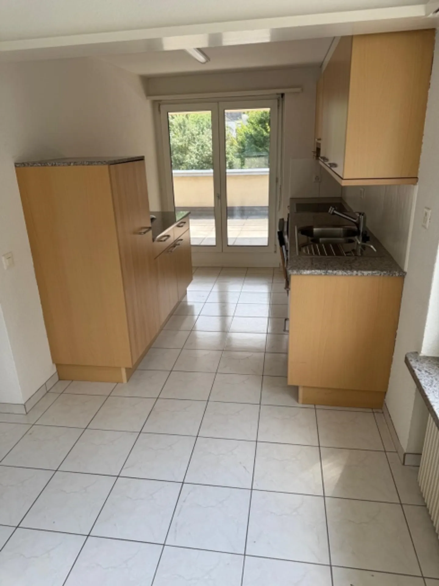 Luminoso appartamento di 2,5 stanze con terrazza sul tetto ad Arlesheim - Foto 5 di 9