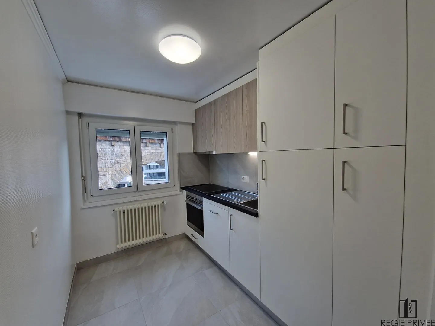 Penthouse rénové avec balcon - Photo 1 sur 3