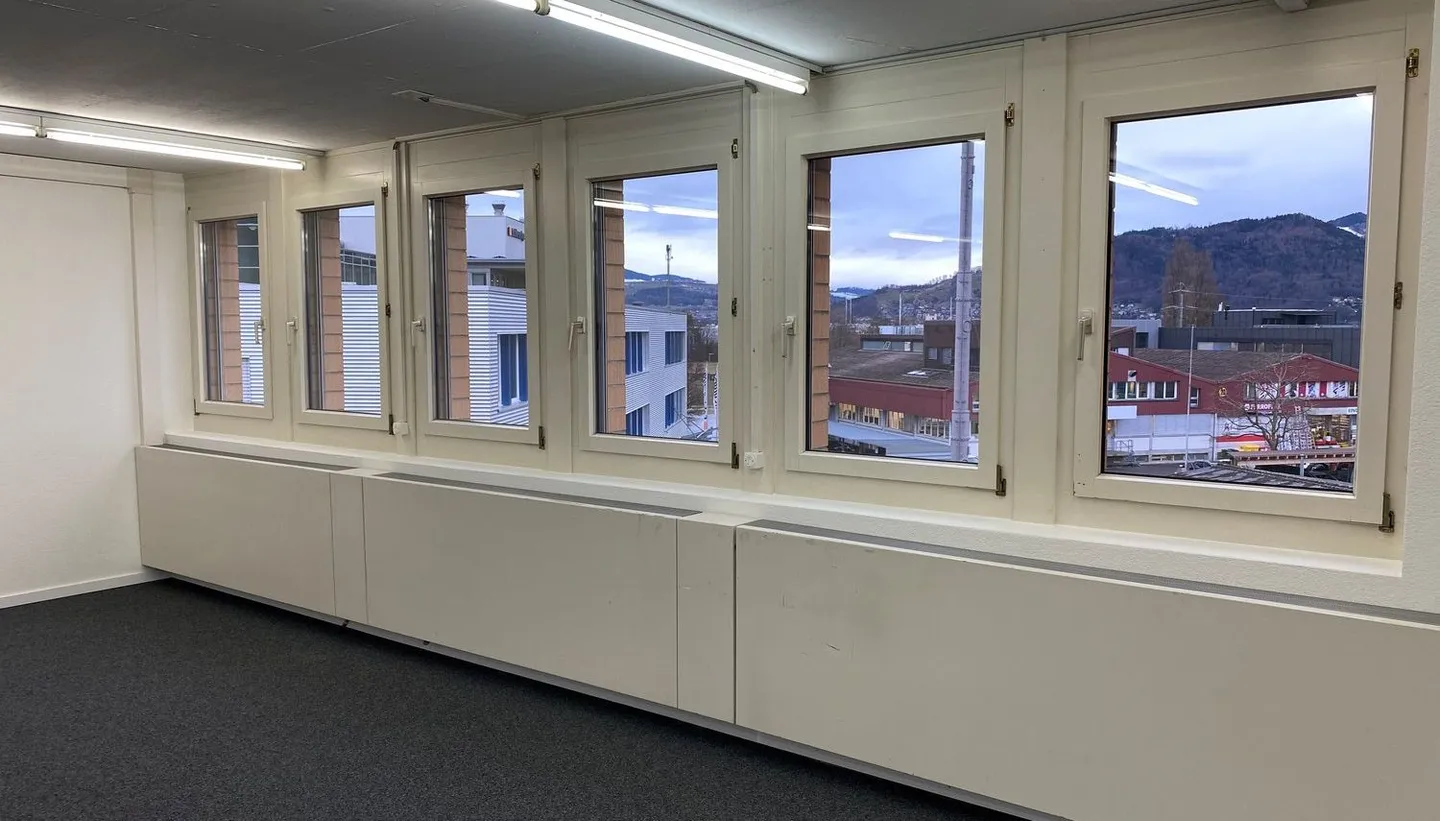 Espace de bureau/commercial à louer près de la sortie d'autoroute Thun-Sud - Photo 4 sur 11