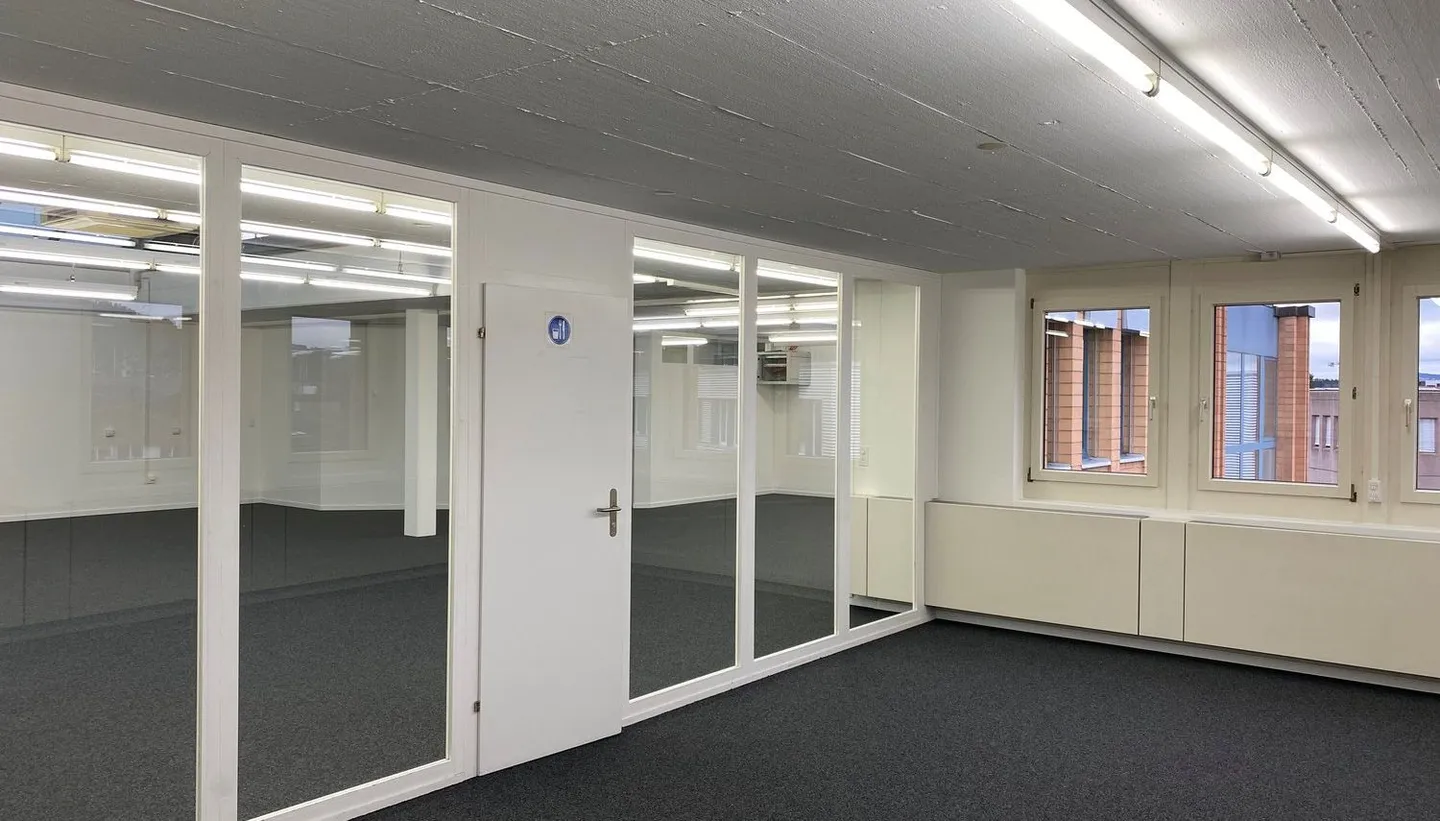 Espace de bureau/commercial à louer près de la sortie d'autoroute Thun-Sud - Photo 7 sur 11