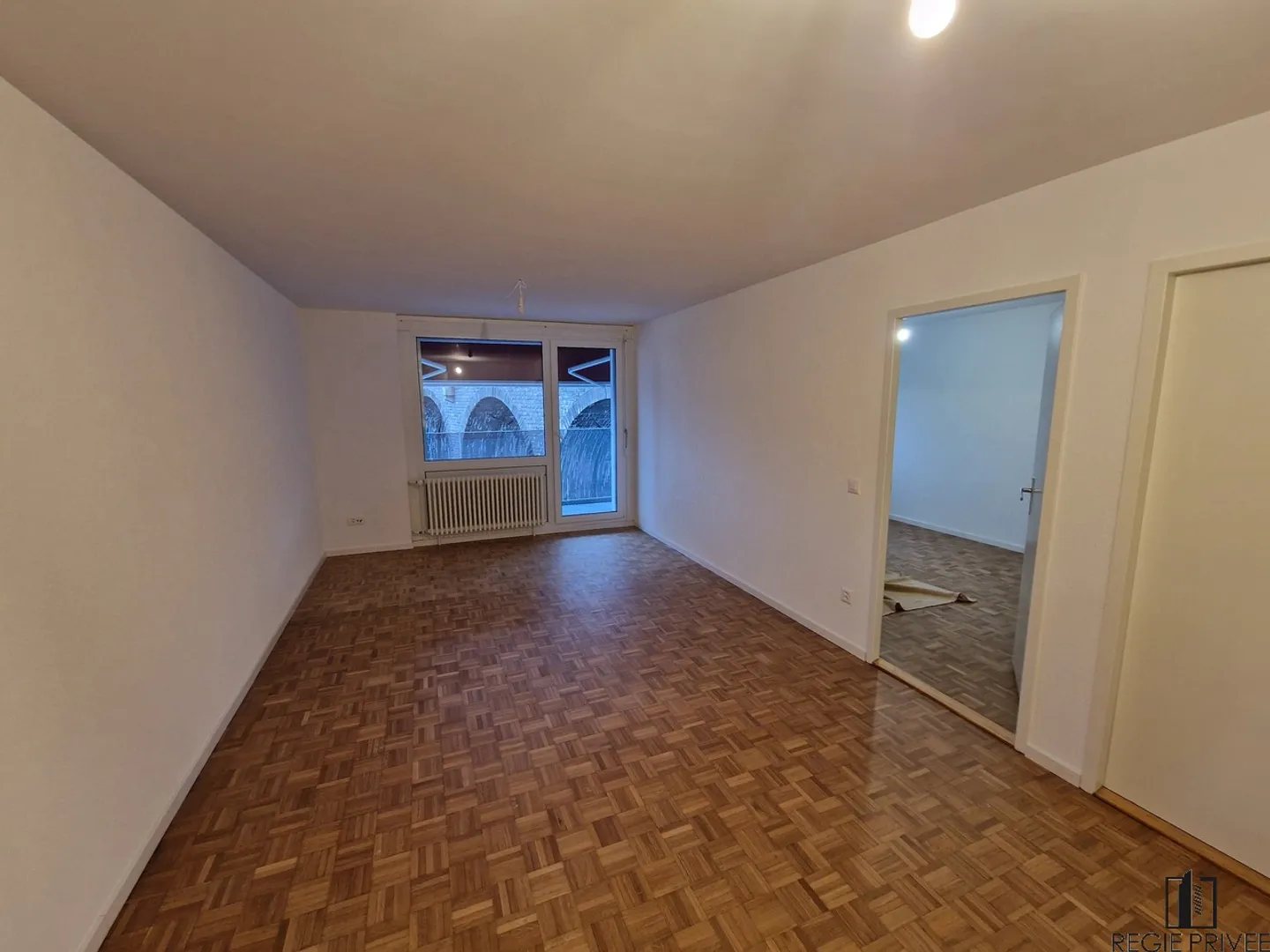 Penthouse rénové avec balcon - Photo 2 sur 3