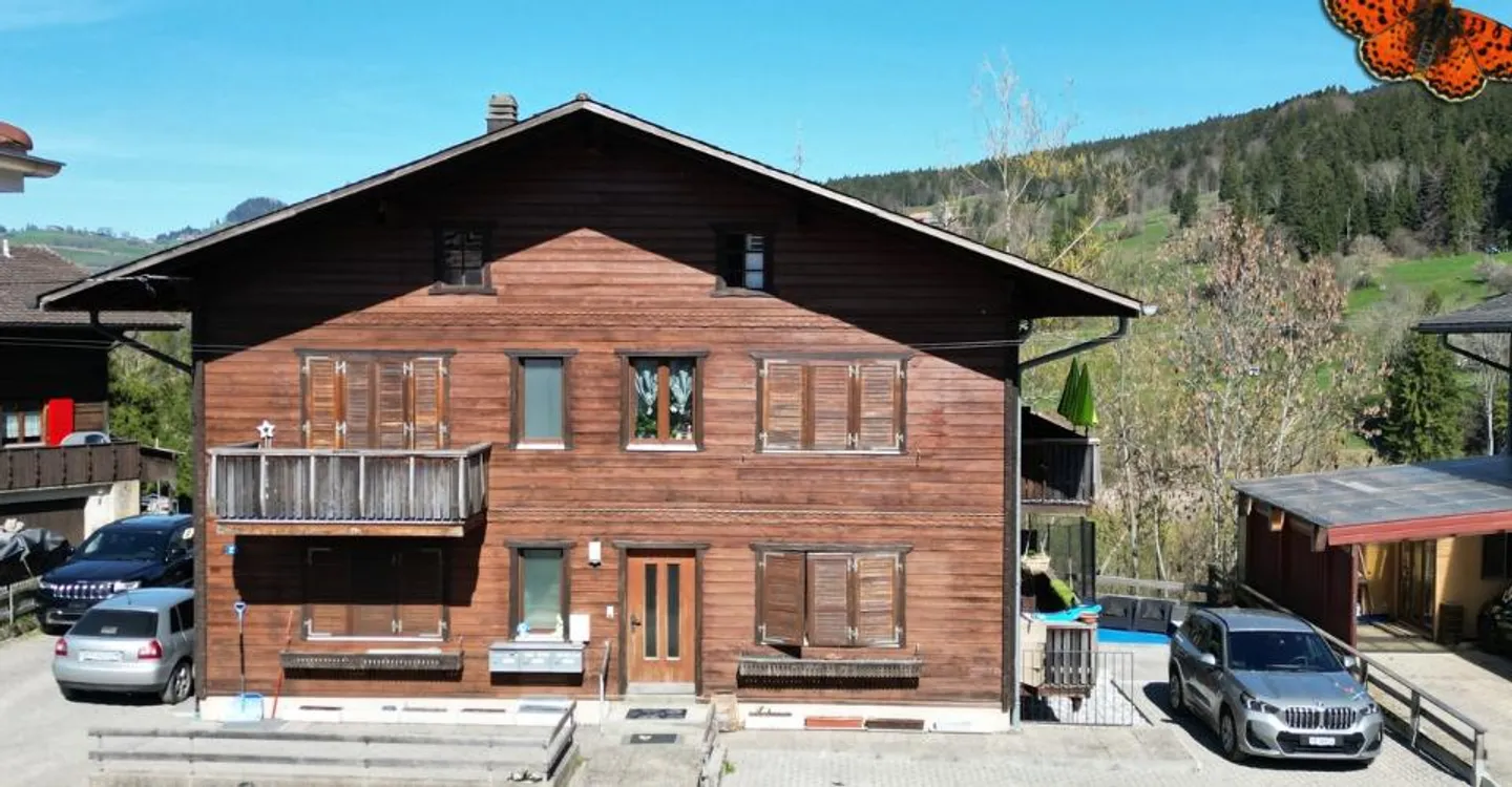 Chalet con 3 appartamenti a Planfayon - Foto 1 di 11