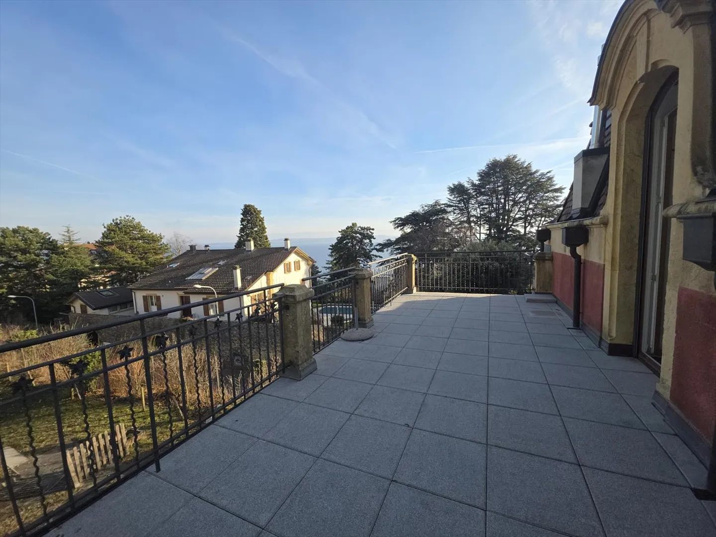 Studio avec grande terrasse et vue lac rénové - Photo 1 sur 6