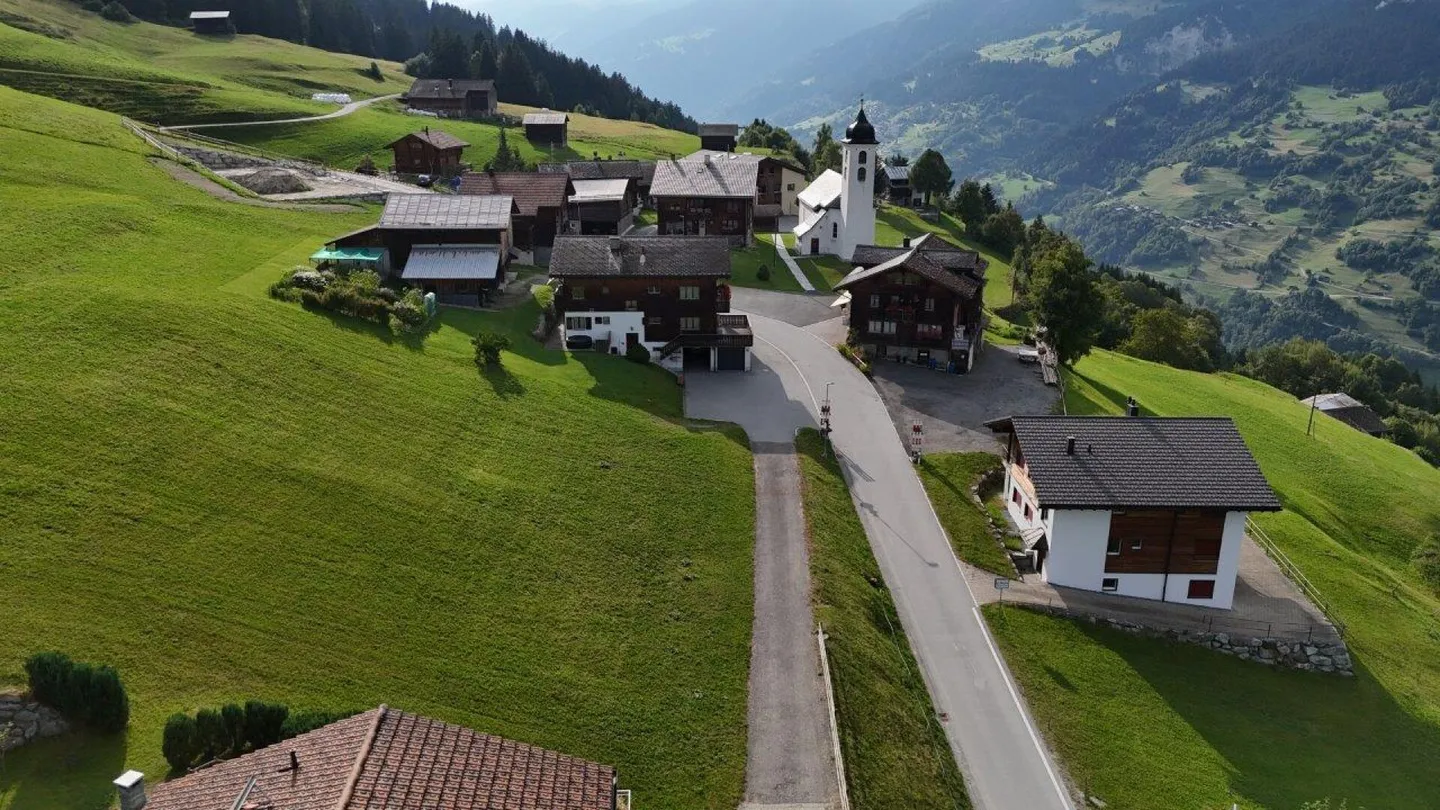 Village de montagne avec 4 maisons comme résidence permanente - Photo 6 sur 7