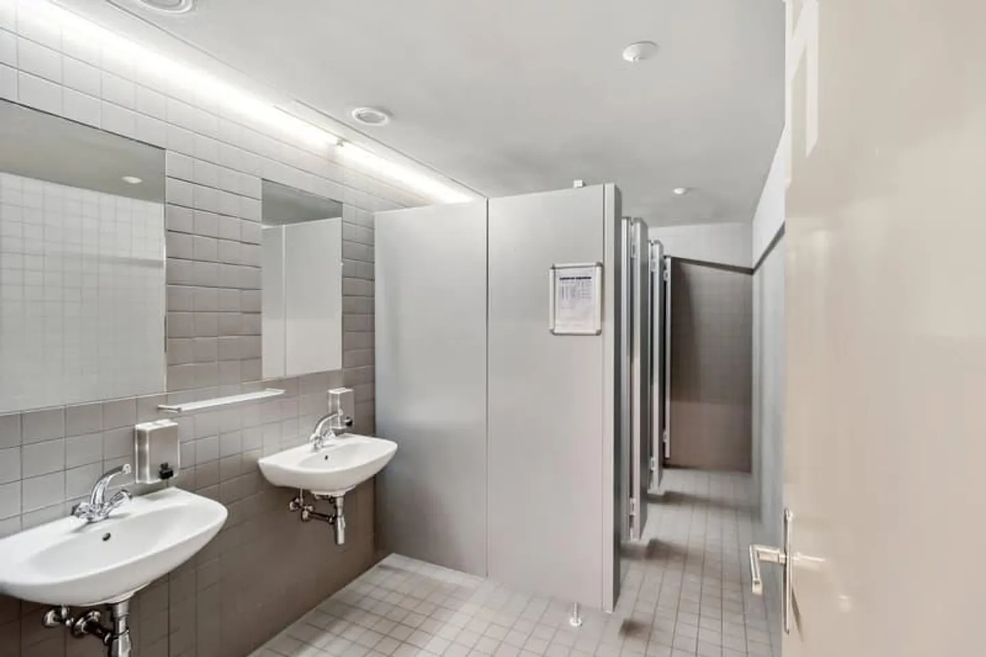 Medicine in Top Form - Modern Practice Spaces in Köniz - Photo 8 of 13