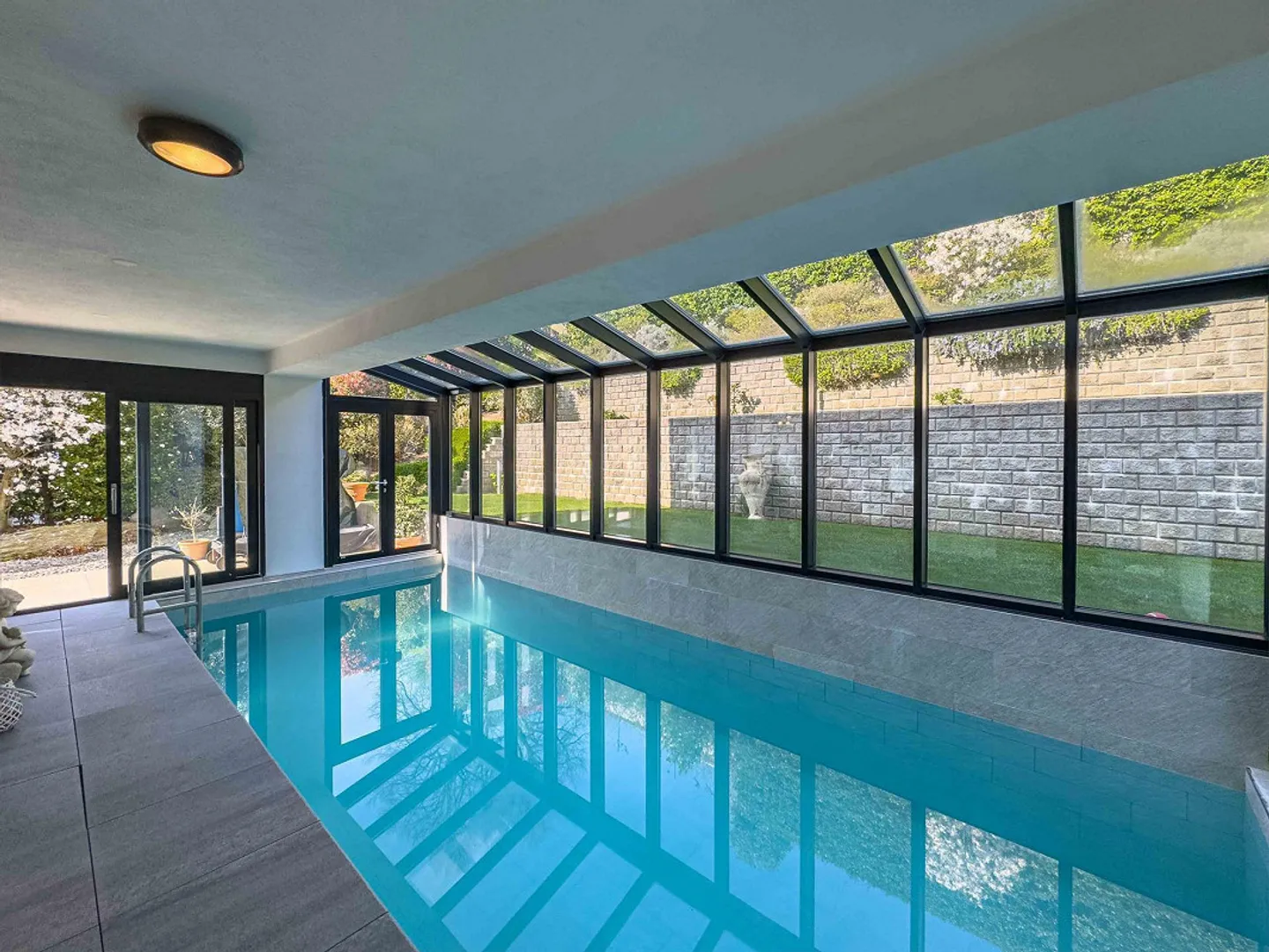 Villa moderne avec piscine intérieure à Collina d’Oro - Photo 4 sur 16