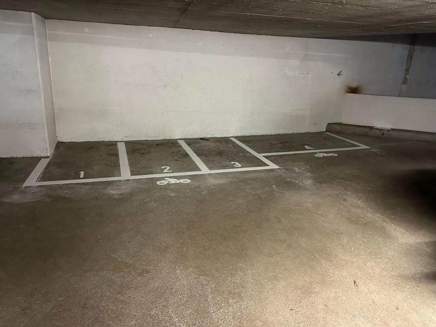 Posti moto in garage sotterraneo in affitto - Foto 2 di 2