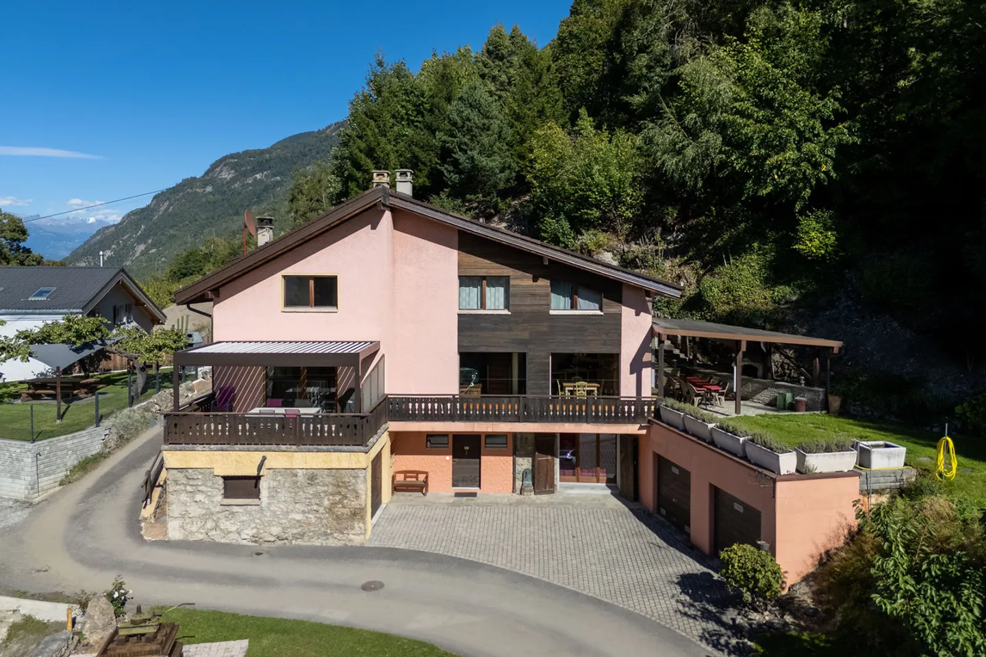 Reihenhaus in idyllischer Lage - Foto 2 von 13