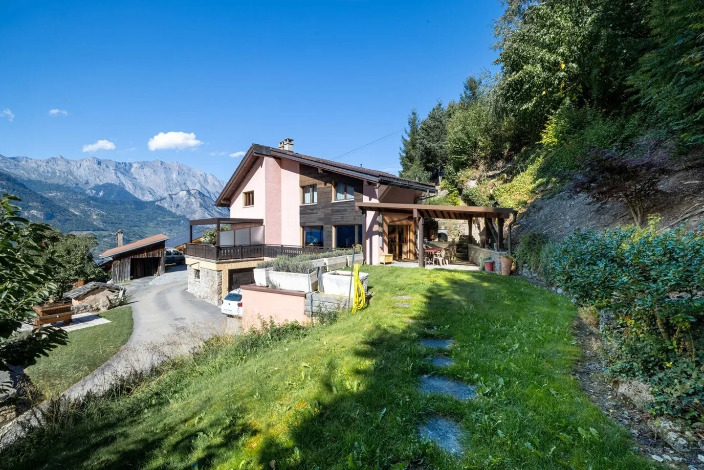 Reihenhaus in idyllischer Lage - Foto 3 von 13