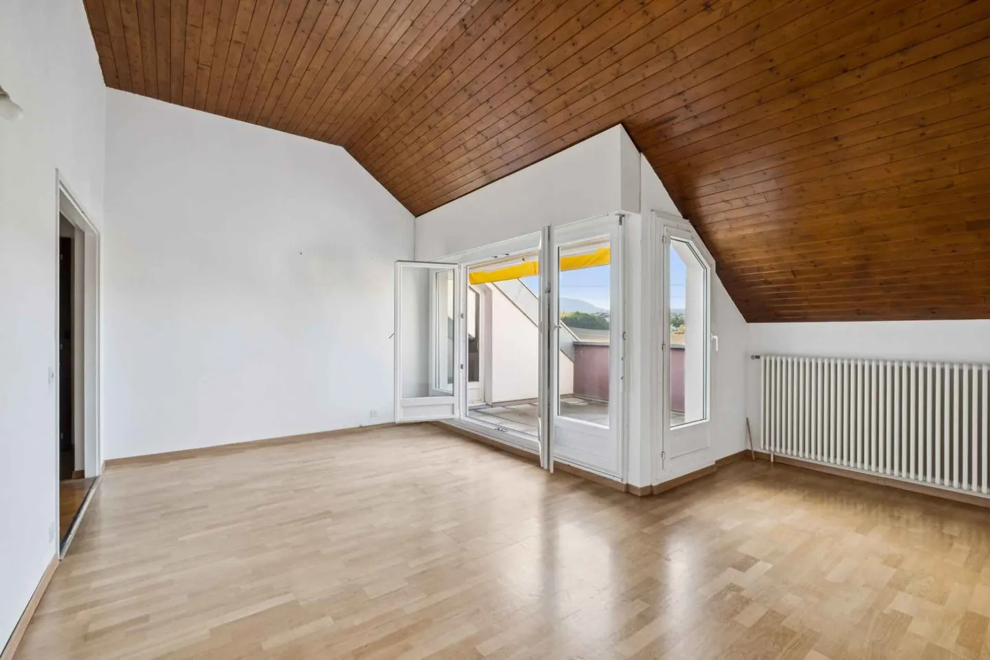 Charming 4-Room Apartment - Photo 3 of 10