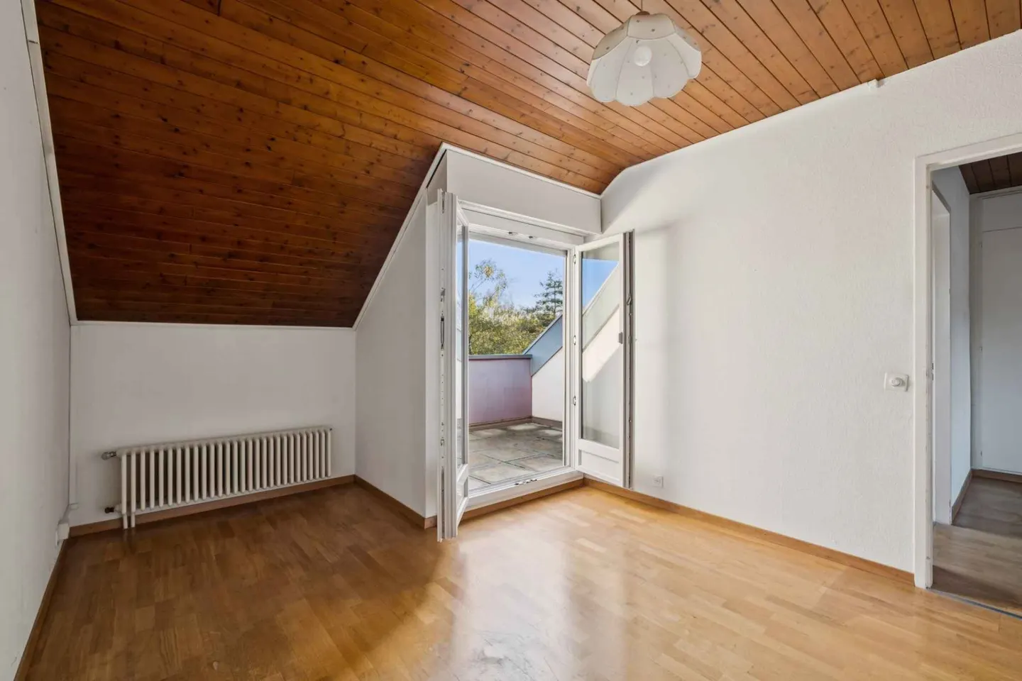 Charming 4-Room Apartment - Photo 7 of 10