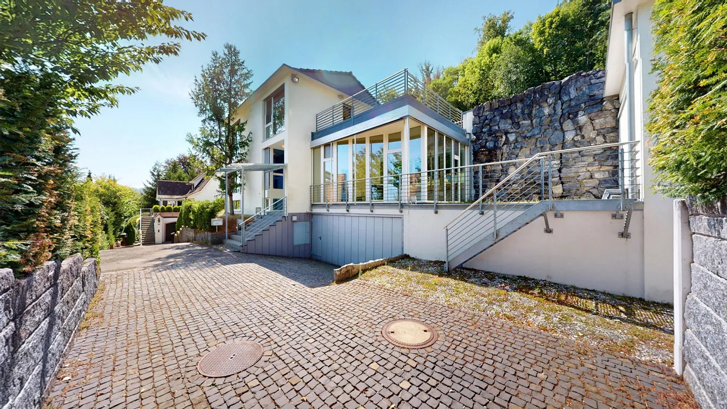 Einzigartige 8,5 Zimmer Split-Level-Villa mit Pool grossem Garten und einem Panoramaausblick - Photo 1 of 13