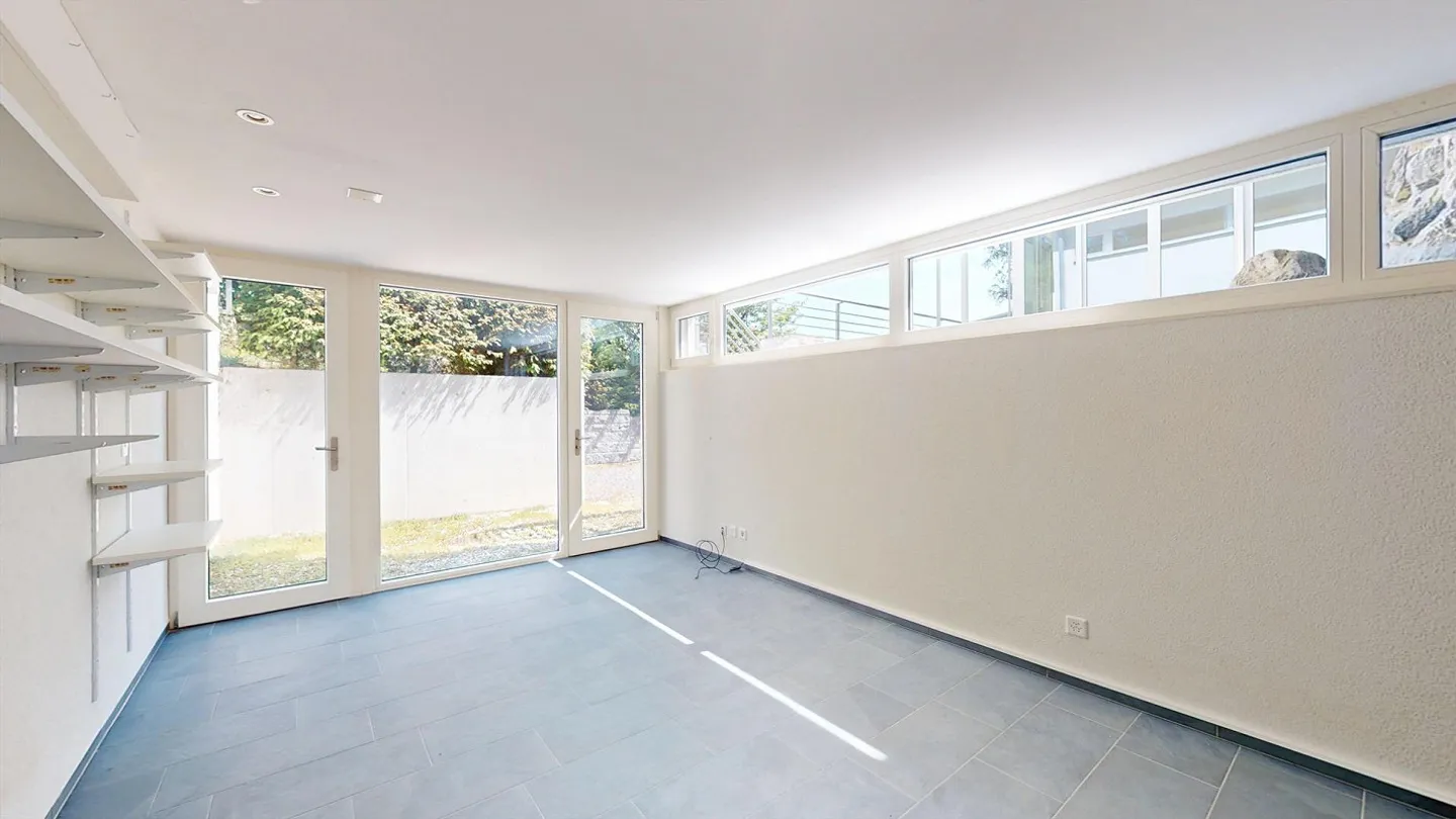 Einzigartige 8,5 Zimmer Split-Level-Villa mit Pool grossem Garten und einem Panoramaausblick - Photo 6 of 13