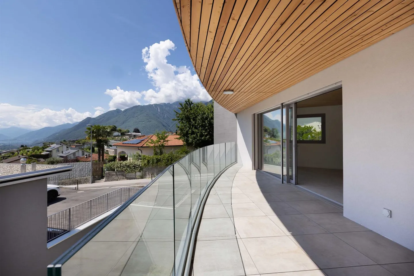 NOUVEL APPARTEMENT MODERNE DE 2,5 PIÈCES AVEC TERRASSE À PIANEZZO - Photo 2 sur 9