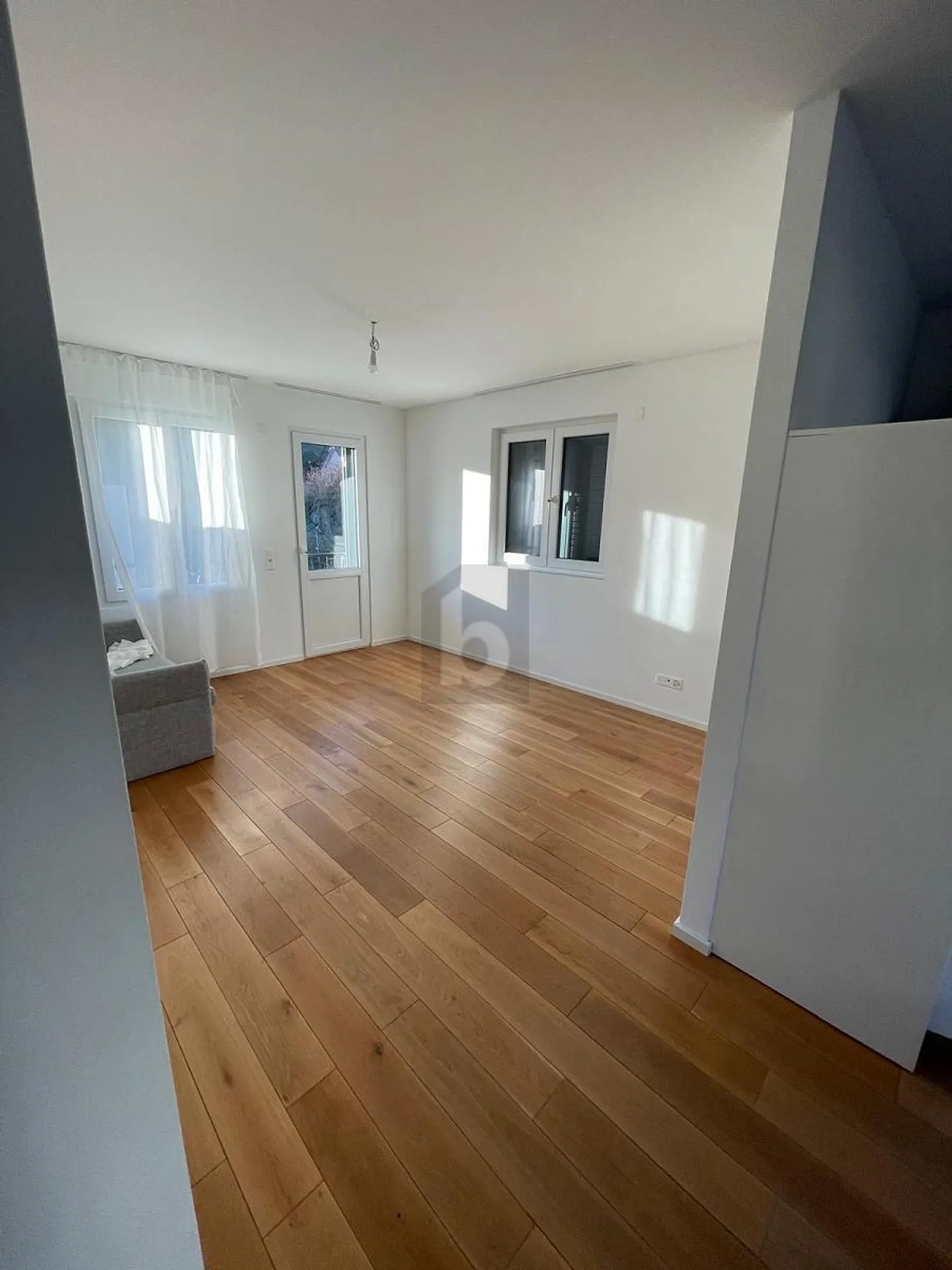 Kompakte Moderne Wohnung mit Balkon - Foto 3 von 5