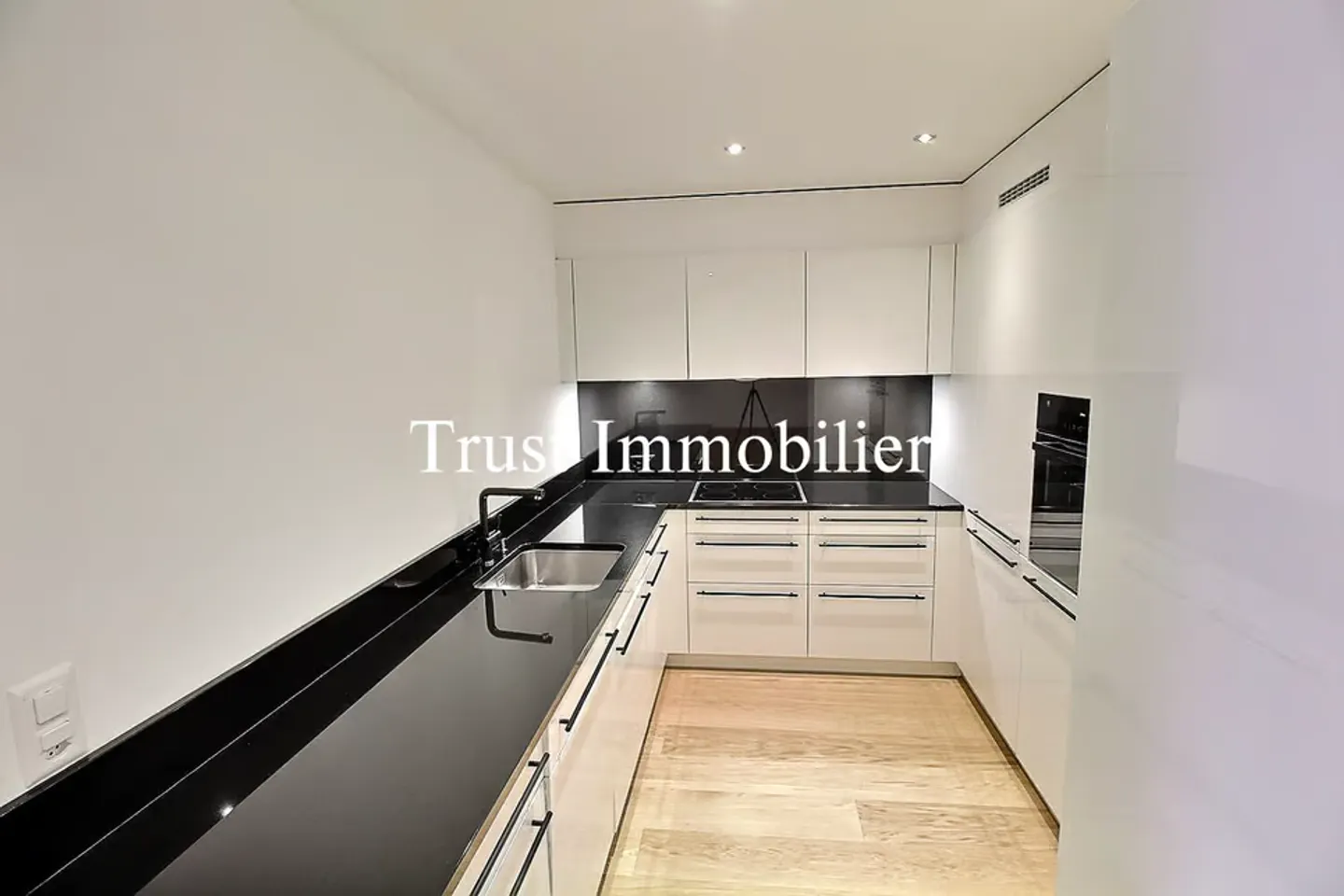 Schöne 3,5-Zimmer-Wohnung mit atemberaubendem Blick - Foto 4 von 13
