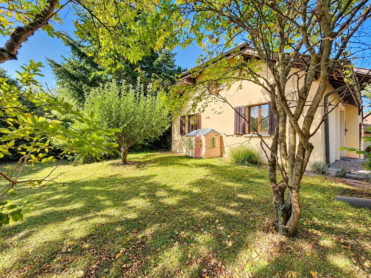 Charming Family Home in Thônex - Photo 1 of 11