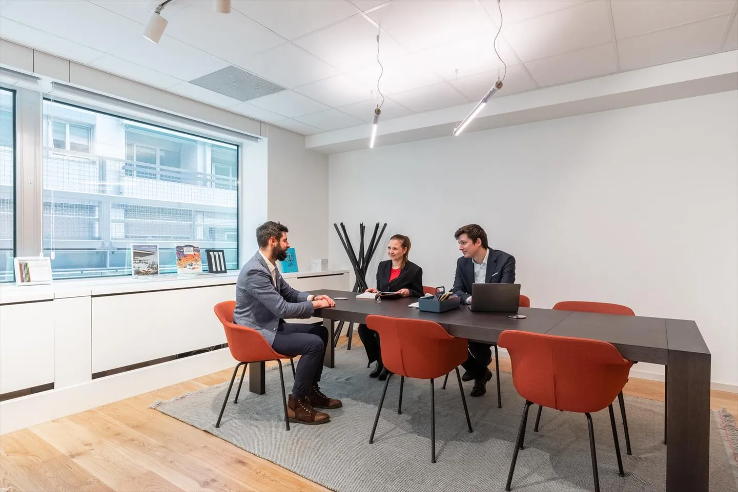 Ein Büro mit bemerkenswerter Ausstattung für 2 Personen bei Spaces Nations - Foto 8 von 15