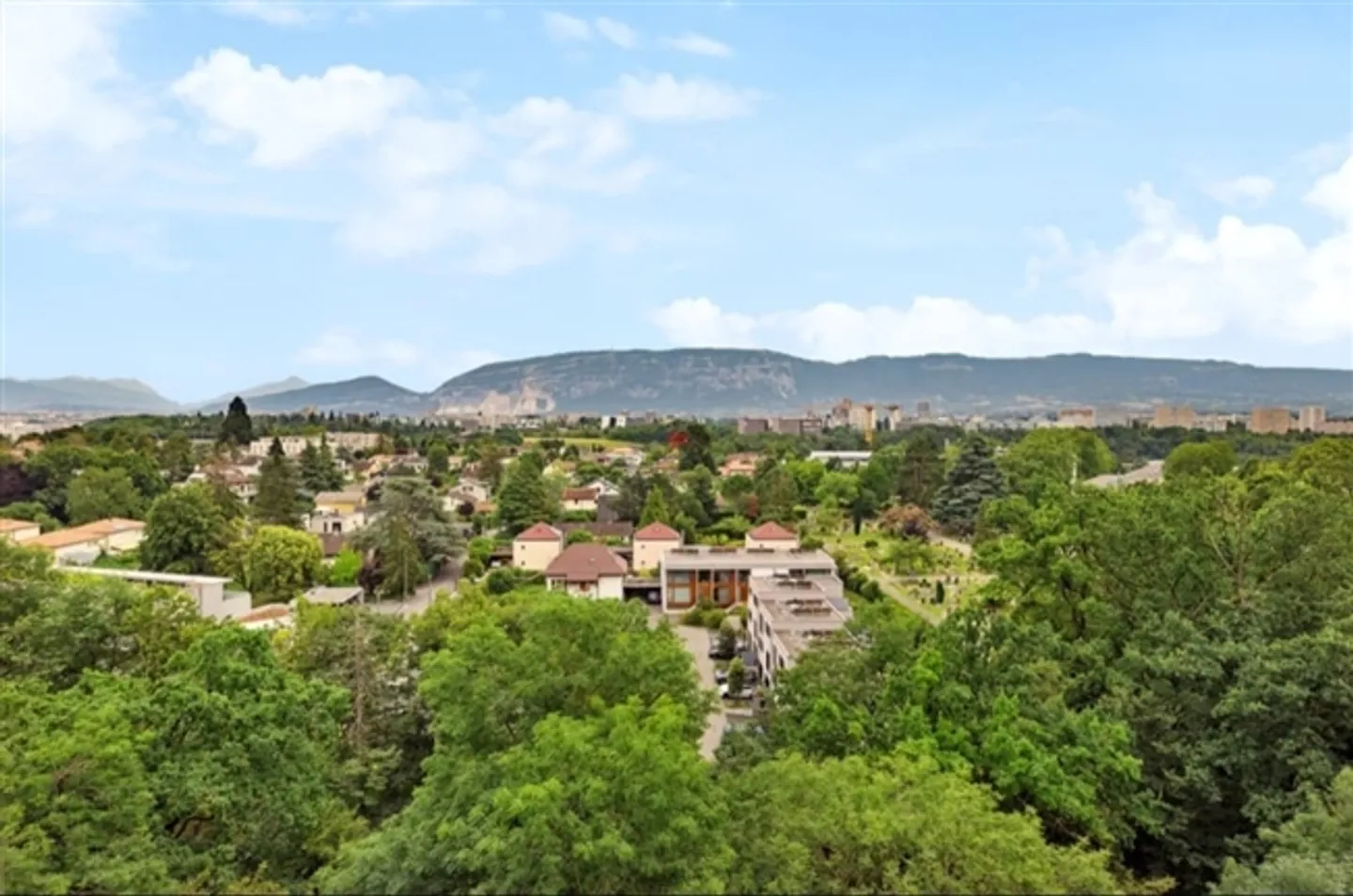 Belle appartement 4 pièces avec loggia - Photo 2 sur 9