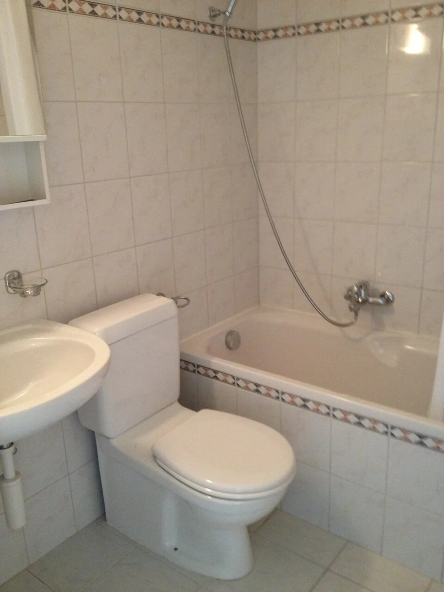 NICE 2-ROOM APARTMENT NEAR THE LAKE - Photo 4 of 4