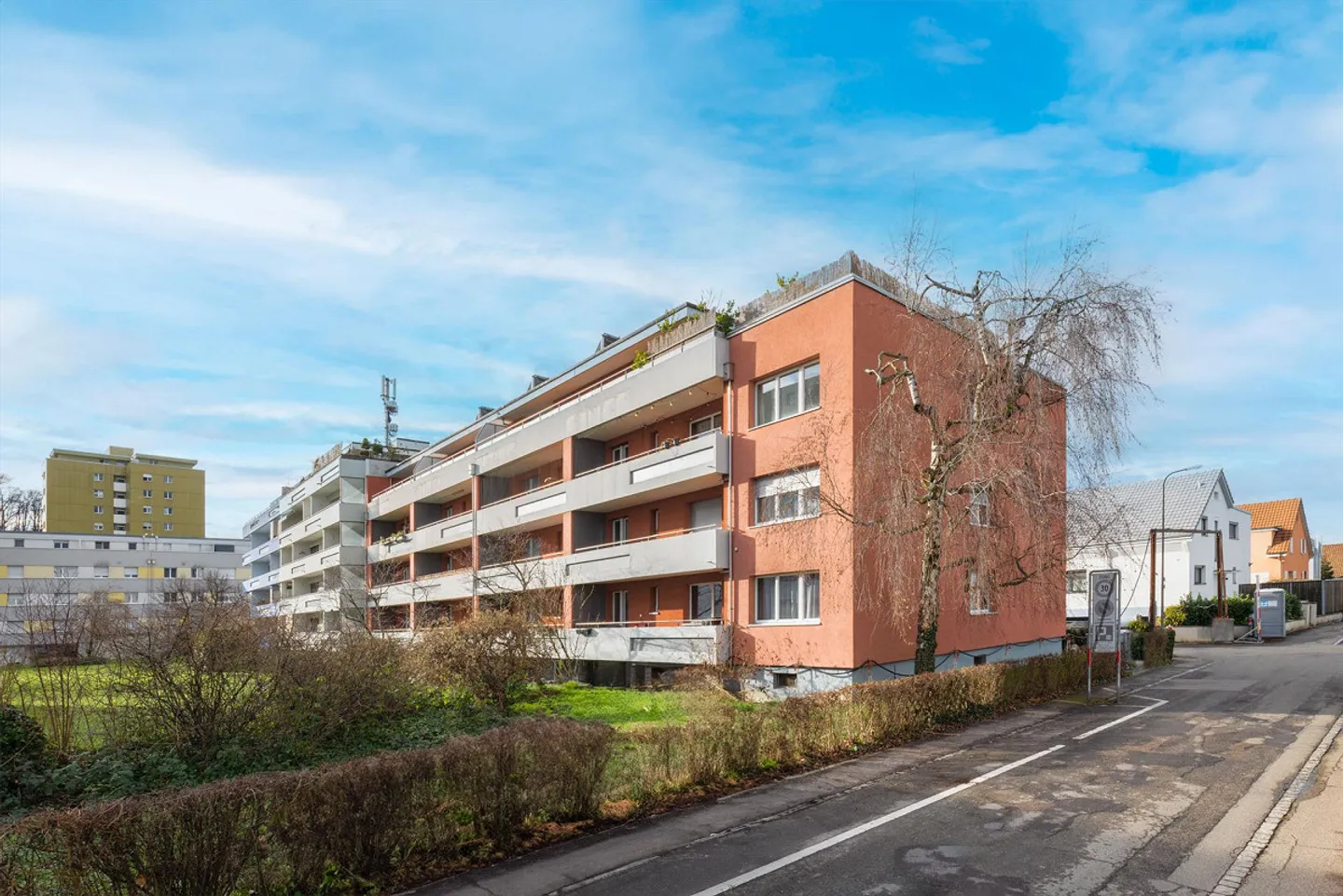 Ampio appartamento luminoso con 3 stanze di 80m2 vicino ai mezzi pubblici - Foto 1 di 9