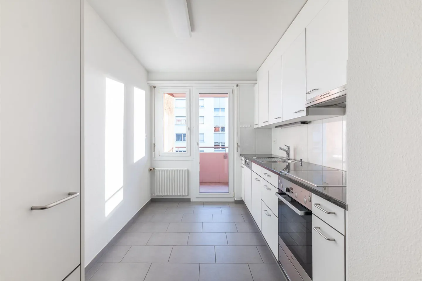 Ampio appartamento luminoso con 3 stanze di 80m2 vicino ai mezzi pubblici - Foto 3 di 9