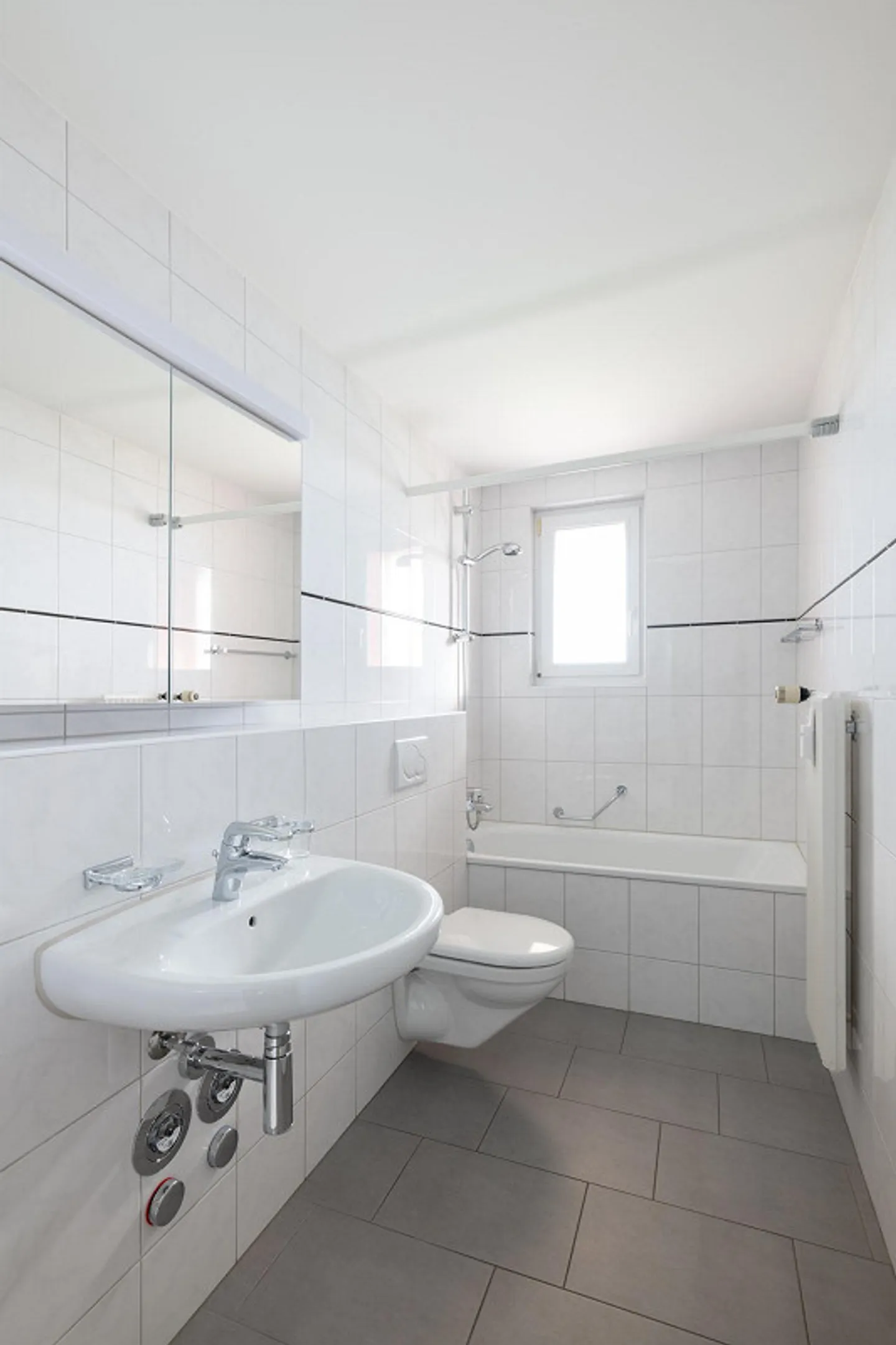 Ampio appartamento luminoso con 3 stanze di 80m2 vicino ai mezzi pubblici - Foto 4 di 9
