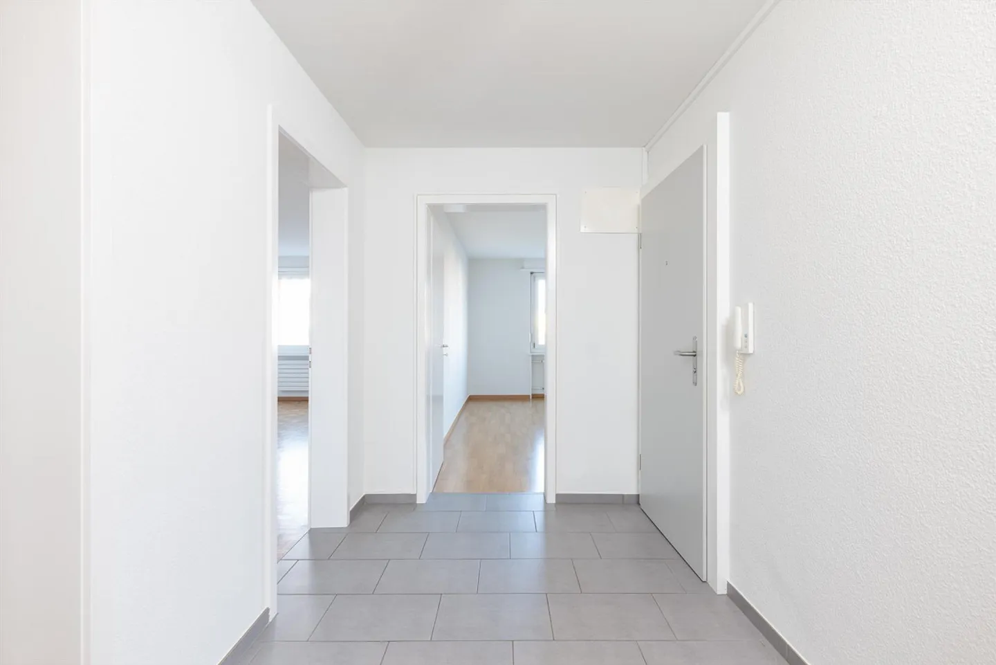 Ampio appartamento luminoso con 3 stanze di 80m2 vicino ai mezzi pubblici - Foto 7 di 9