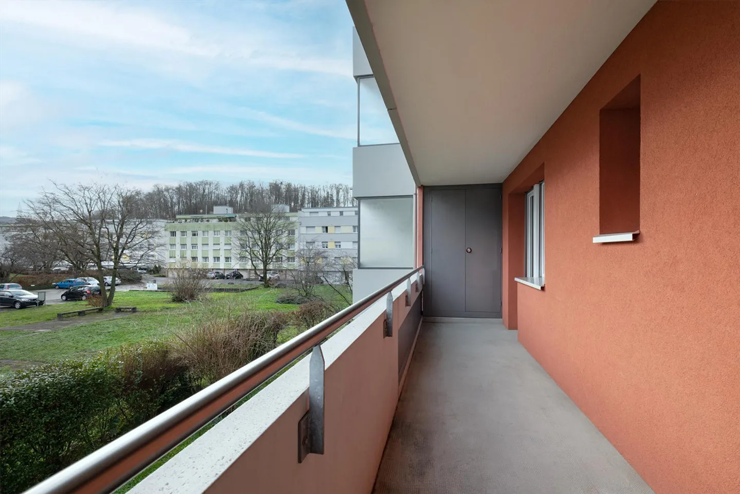 Ampio appartamento luminoso con 3 stanze di 80m2 vicino ai mezzi pubblici - Foto 8 di 9