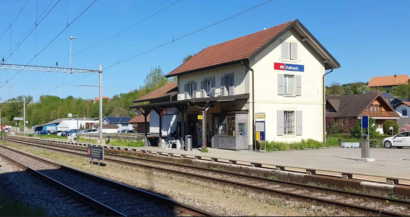 Espace commercial rénové directement à la gare de Kallnach - utilisation flexible pour bureau ou atelier - Photo 1 sur 3