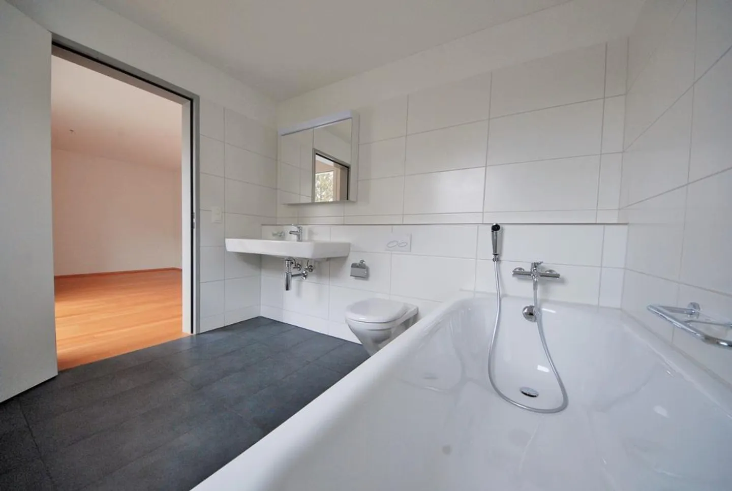 Appartement moderne avec espace de jardin - Photo 4 sur 11