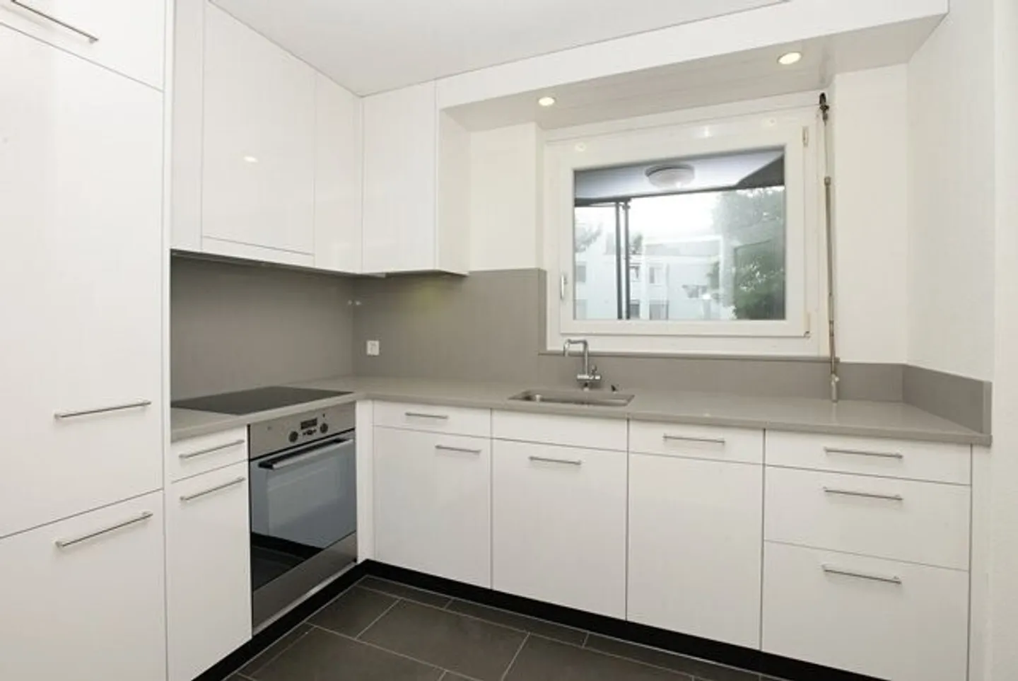 Modern apartment with garden seating area - Photo 3 of 5