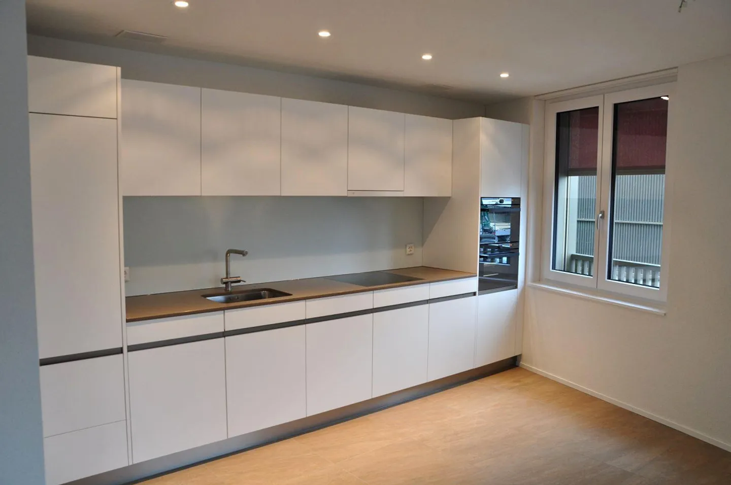 Appartement moderne et calme de 2,5 pièces avec buanderie privée et loggia - Photo 2 sur 7