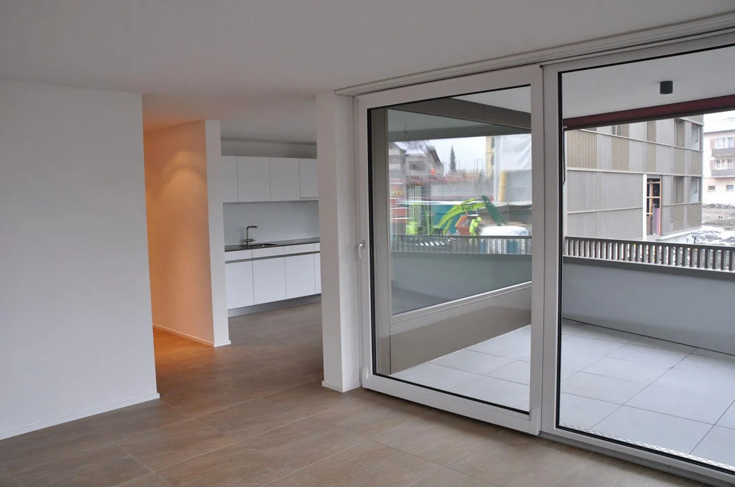 Appartement moderne et calme de 2,5 pièces avec buanderie privée et loggia - Photo 3 sur 7