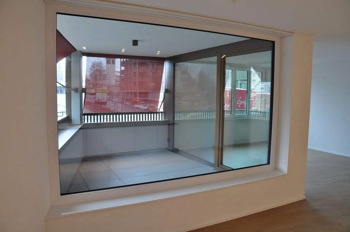 Appartement moderne et calme de 2,5 pièces avec buanderie privée et loggia - Photo 4 sur 7