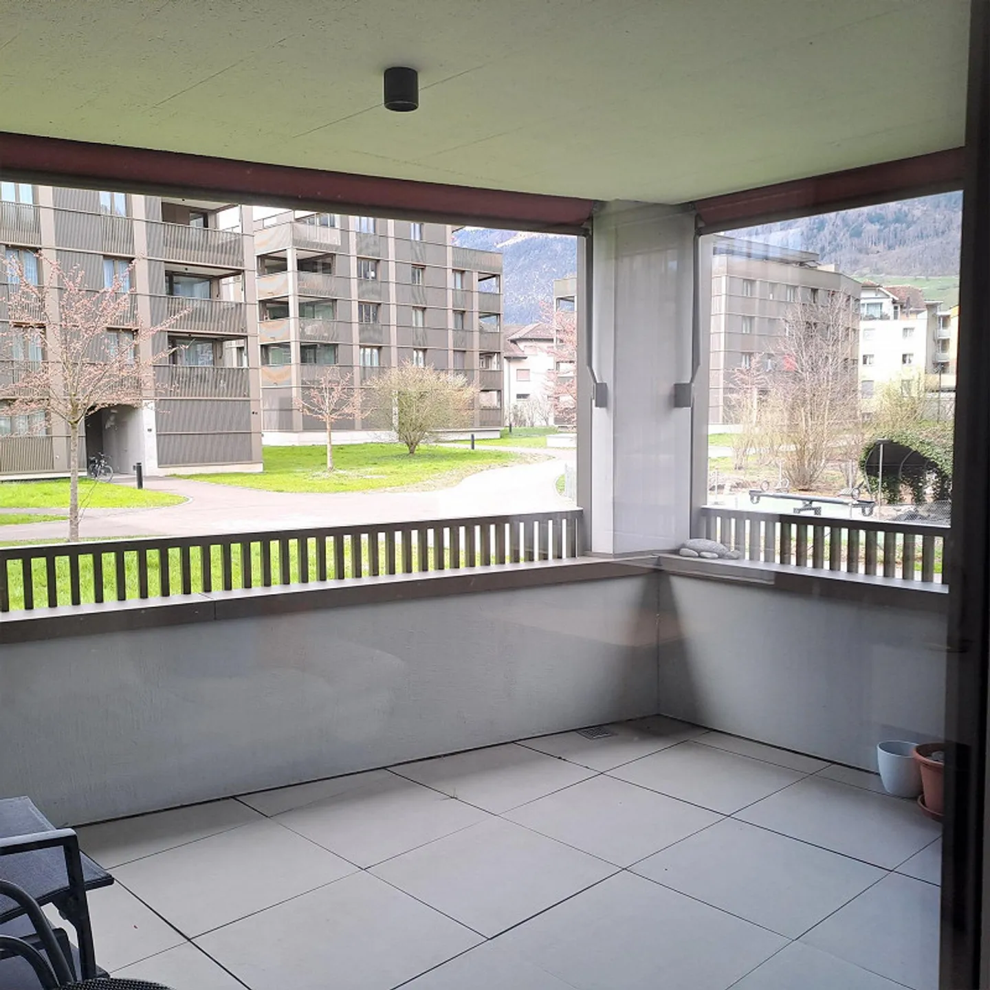 Appartement moderne et calme de 2,5 pièces avec buanderie privée et loggia - Photo 5 sur 7